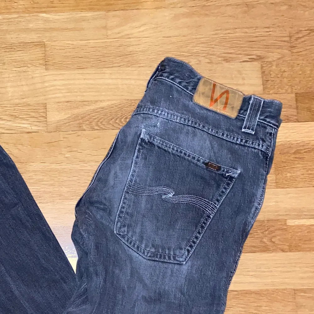 Säljer dessa sjukt snygga nudie jeans i en unik grå färg med snygg tvätt. Modell Rad Rufus W33 L32, regular/relaxed fit. Skick 7/10 använda men inga defekter. Flätat bält ingår vid köp. Nypris 1600kr vårt pris 699kr🤩. Skriv vid minsta fundering😉. Jeans & Byxor.