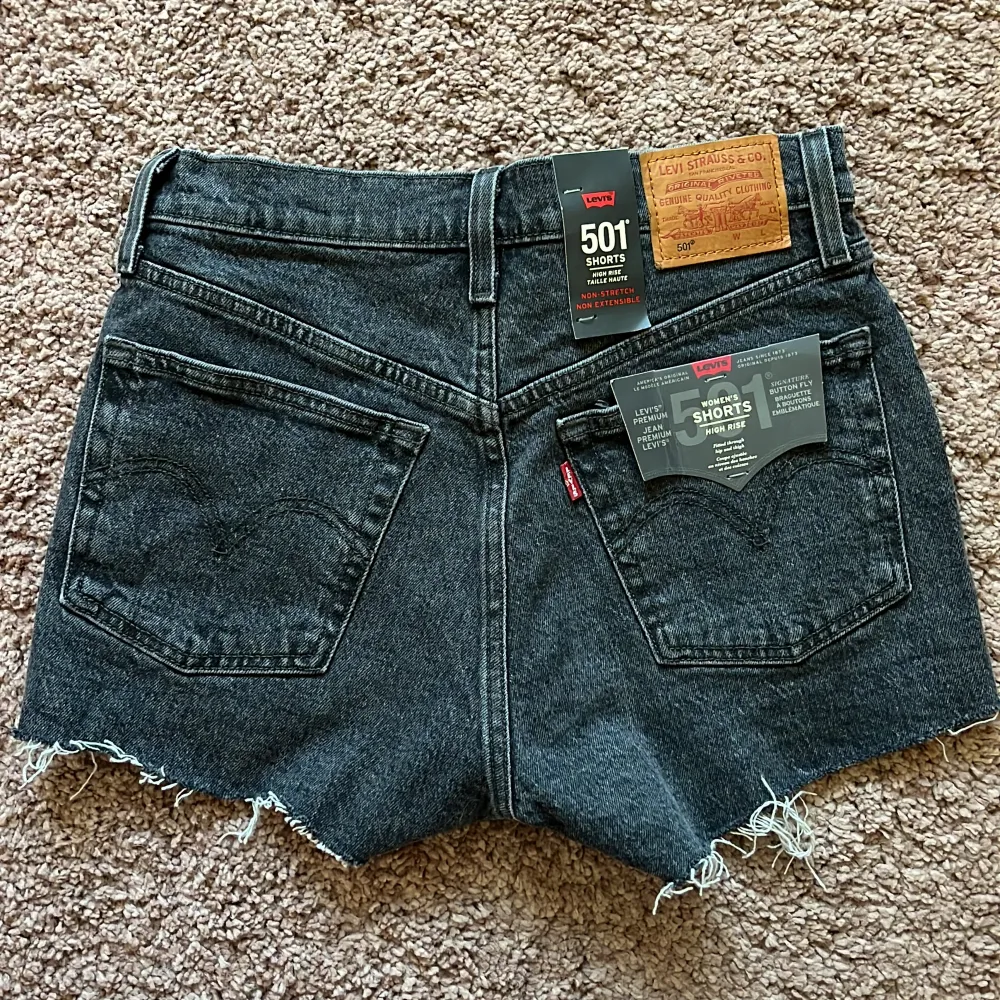 Helt oanvända fina jeansshorts med alla lappar kvar! Köptes för ca 600kr.  Storlek 25, passar xs 💕 Skriv om du undrar något 💗. Shorts.