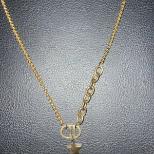 Dior halsband - Jättefint halsband, knappt använd och fått i present
