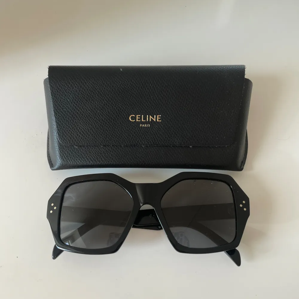 Svarta solglasögon från Celine, original case och låda medföljer . Accessoarer.