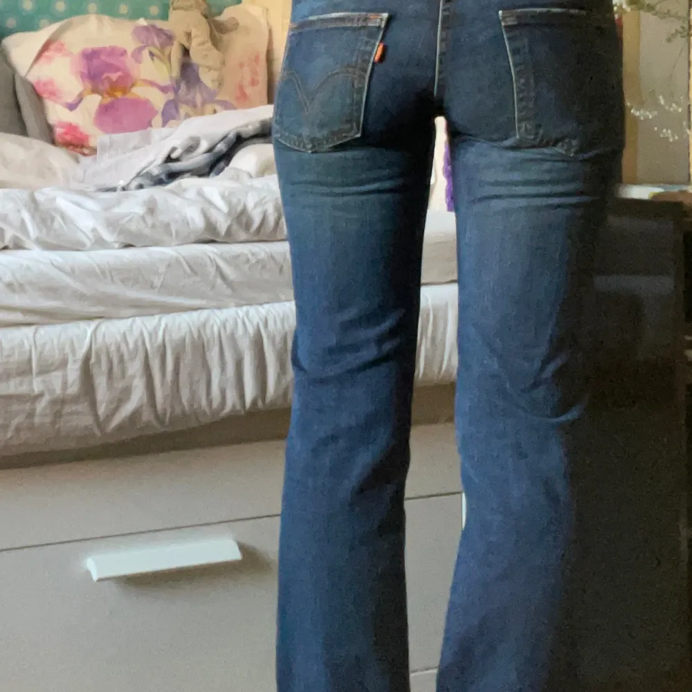 Jätte fina Levis jeans! Nyss köpta (här på Plick) men var tyvärr för tighta i låren. Jätte bra skick, modell ”eve”. Jag är 1,79cm för längd referens. Jeans & Byxor.