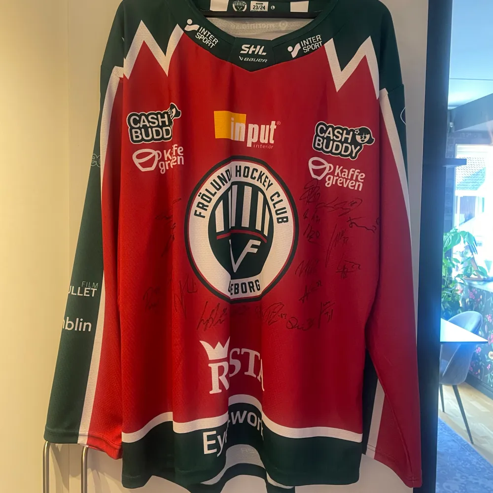 Helt ny, oanvänd Frölunda match tröja med hela lagets autografer på. Storlek L. 600kr + frakt, pris kan diskuteras vid snabb affär . T-shirts.