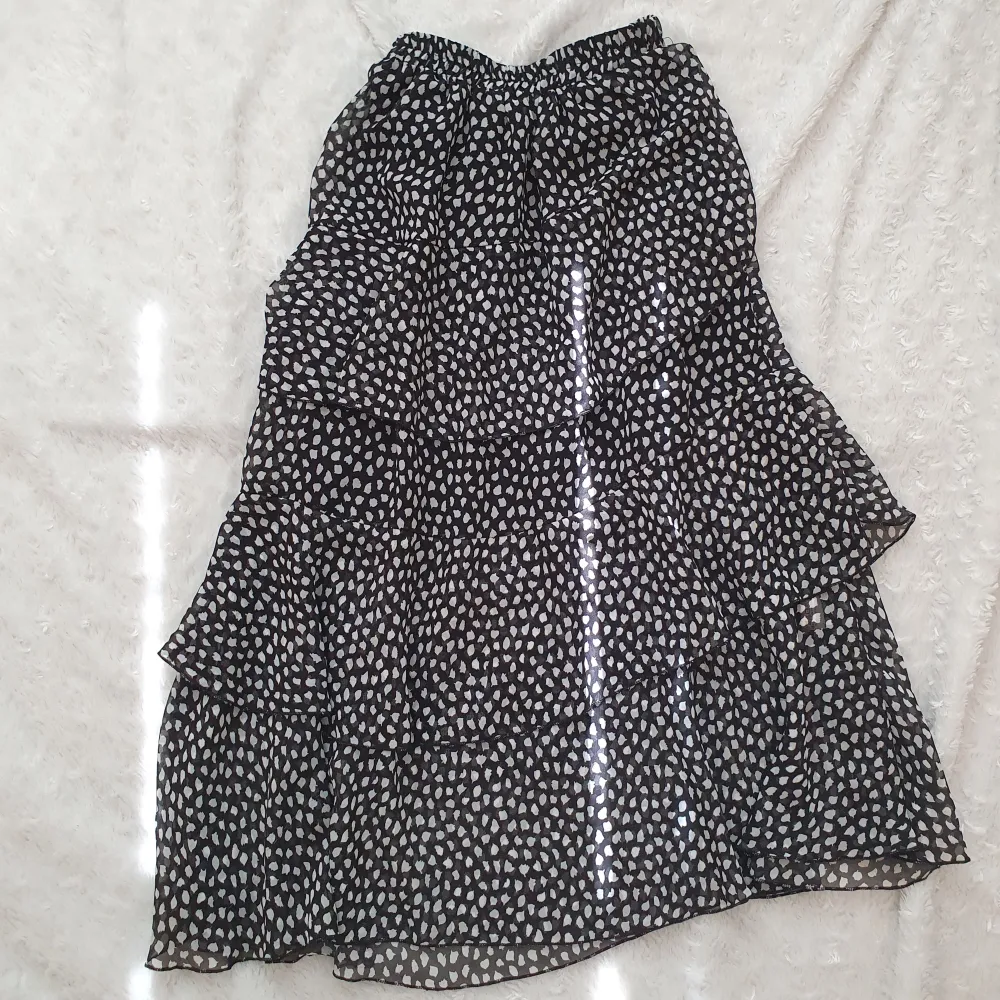 Svart cheetah print volang kjol!! Jättesöt men tyvärr för liten 💕💕 jättebra skick inga fläckar!! Har sj använt en hång men köpt på sellpy!. Kjolar.