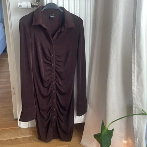 Brun klänning i stl xxs - Klänning från Gina Tricot i xxs i skick som ny 