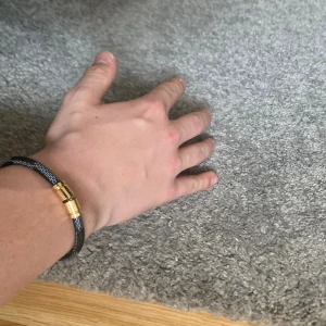 Armband  - Armband ser riktigt bra ut skriv vid minsta fundering 