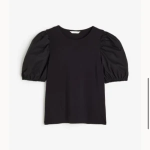 T-shirt  - T-shirt med puffig ärm. Hittade ingen bild på plagget som var vit. Men säljer den på andra bilden som är vit!!