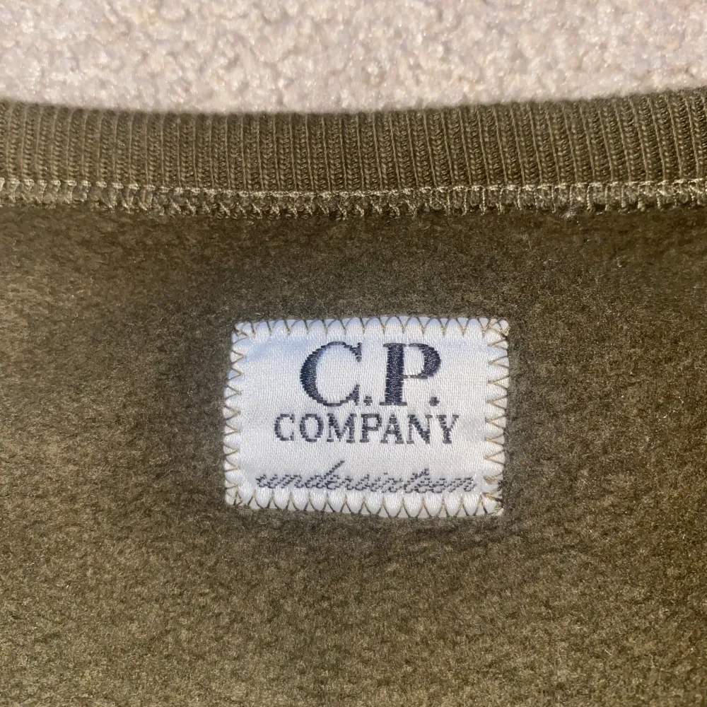 Säljer mina snygga cp company tröja då den ej går till användning längre!😊. Hoodies.