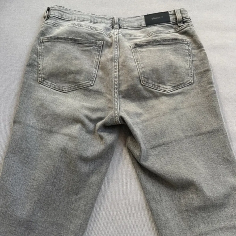 Jätte snygga grå lågmidjade jeans ifrån gina! St 158 men passar som en Xs. Säljer då de va lite för stora för mig. (Lånade bilder)💕. Jeans & Byxor.