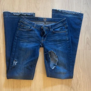 Lågmidjade jeans - Säljer dessa skit snygga lågmidjade jeans då de inte kommer till användning och är lite för små!! Skriv privat för mått och mer bilder 💞
