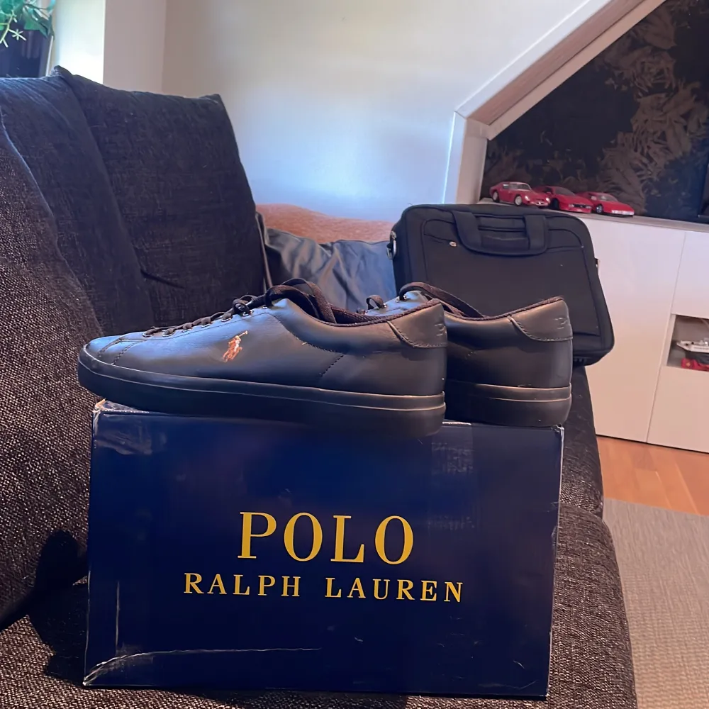 Ett par skor från polo Ralph lauren som jag säljer för dom inte kommer till användning köpta för 1200 och säljs för 450 använda typ 3 gånger . Skor.