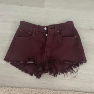Jeansshorts - Jättesnygga vinröda jeansshorts ifrån Levis som aldrig kommit till användning!💓 jättebra skick! Tryck på köp nu!!!🥰