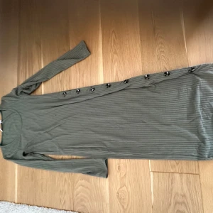 Grön klänning💚 - Skit snygg grön klänning med slits på sidan går även att knappa upp knapparna🤎 använd vid ett tillfälle, bra skick o inga skador 🤎 