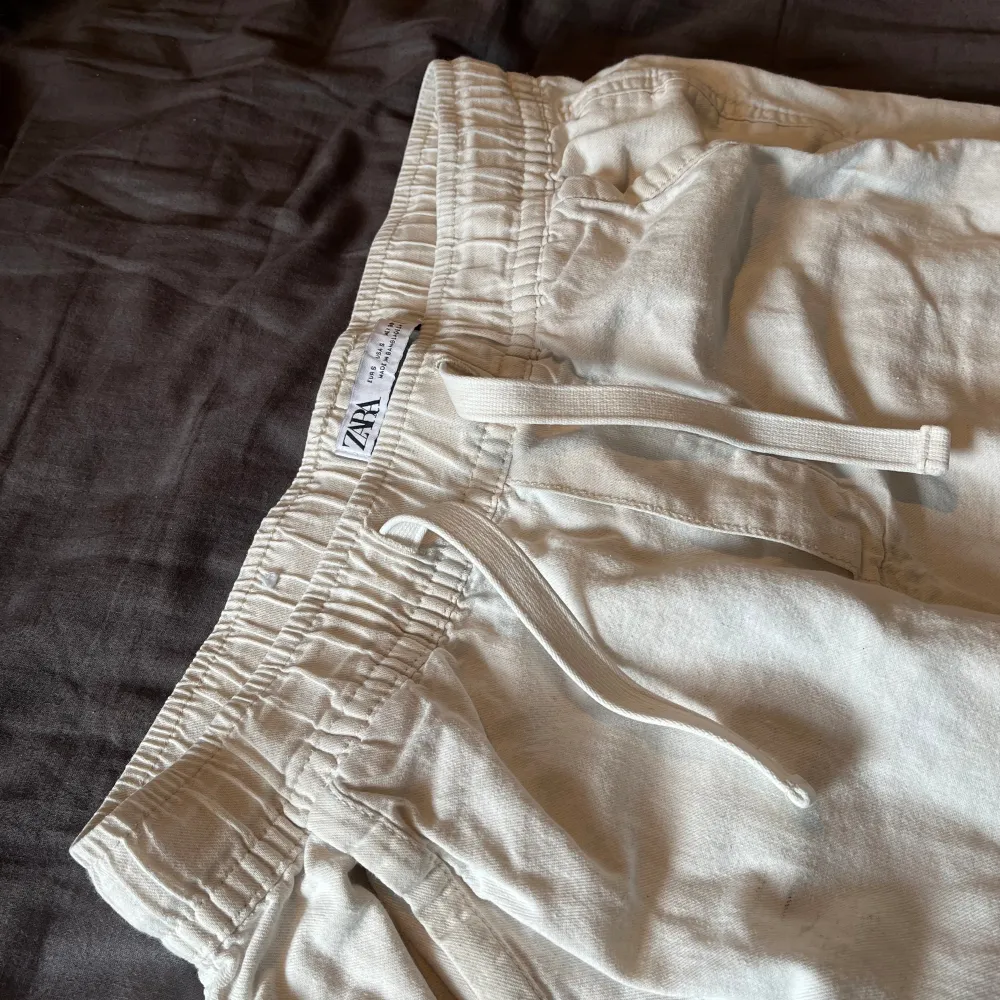 Säljer dessa Linne byxor från zara som är perfekt nu till sommarn! Skick: 8/10 Nypris: 499 Mitt pris: 200. Jeans & Byxor.