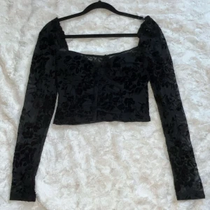 Långärmad topp - Långärmad, croppad top med blommigt mönster och ärmar i mesh från Windsor, aldrig använd.