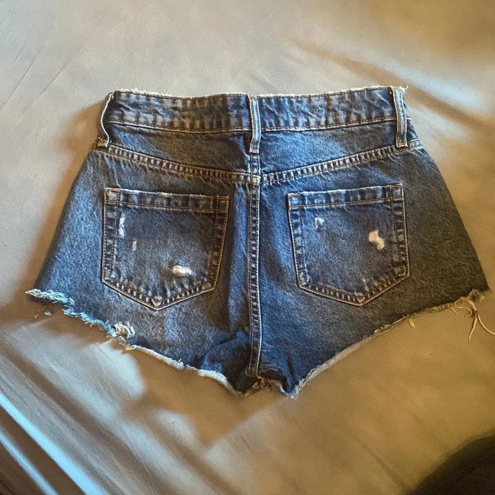 Mid-waisted jeans shorts från River Island! Perfekta till sommaren <3 Midjemått: 35 cm Längd: ca 28 cm ! Inga bilder på då de är för små . Shorts.