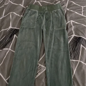 Dom är supermjuka bekväma mjukisbyxor-perfekta att ha på sig. - Dessa mjukisbyxor är använda, men de kan fortfarande bäras och ser fortfarande nya ut.