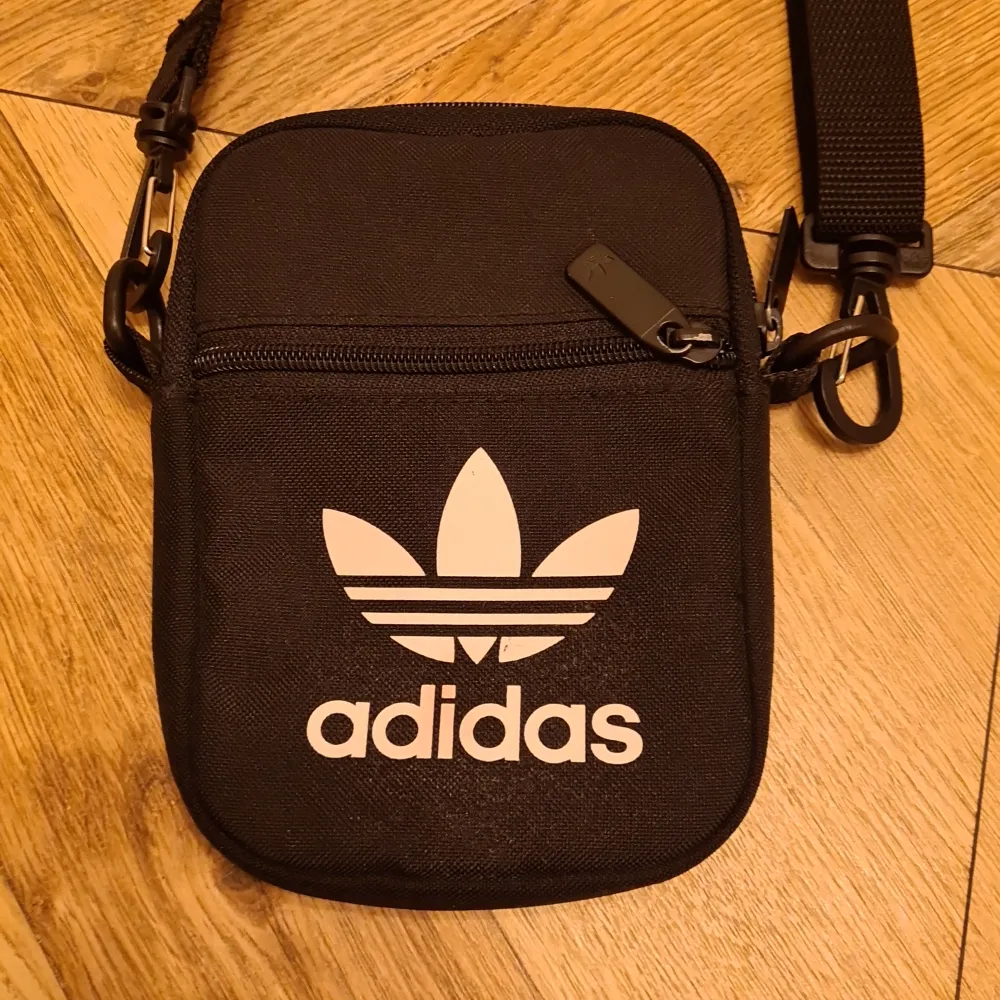 | Adidas väska | Använd men går att använda | Bra kvalitet |. Väskor.