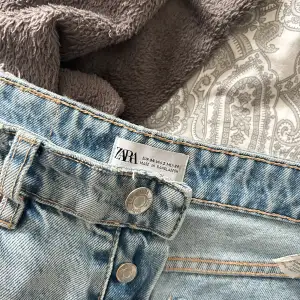 Säljer mina mid waist jeans från zara som inte säljs längre, har användt dessa en gång därav nyskick.