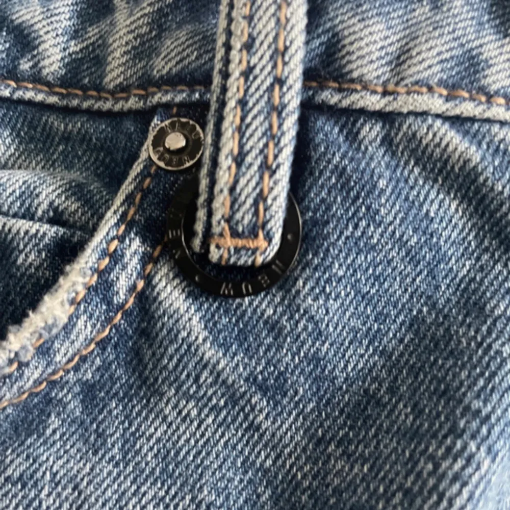 Säljer min brors Neuw jeans, använda ungefär två gånger så därav i bra skick. Modellen är studio relaxed, storlek 28/30 men uppsydda i butik så nu är innebensmåttet 70,5 cm. Nypris 1399kr💗. Jeans & Byxor.