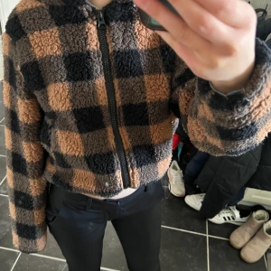 Vår/höst fleecejacka - Säljer nu denna jacka från HM. Den är i bra skick och den är perfekt att använda på våren och hösten. Skriv om du har några frågor. Köparen står för frakten