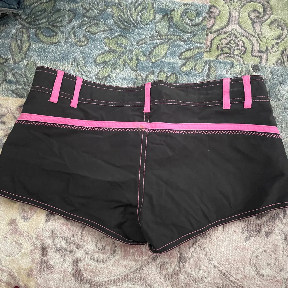 Svart/rosa diesel shorts i bra skick! Tyvärr för små för mig! . Shorts.