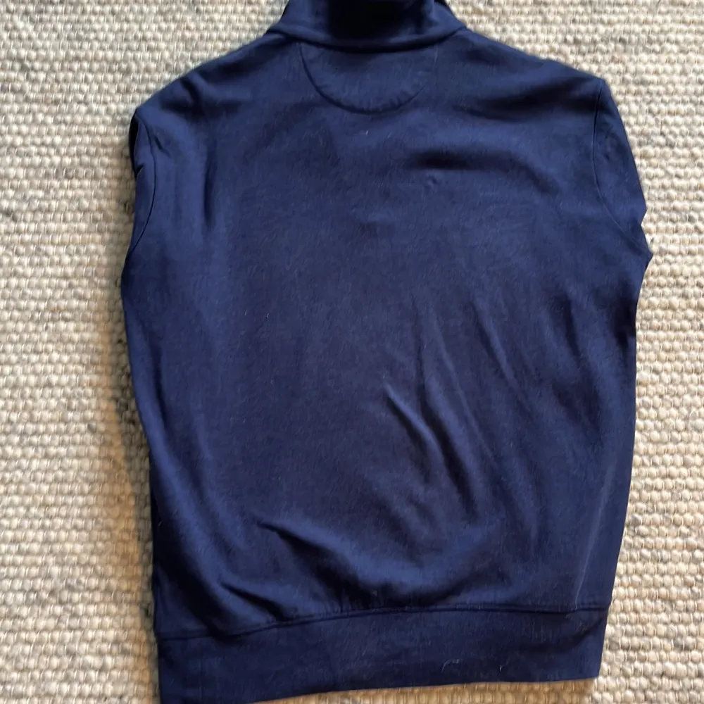 Hej! Säljer denna fina Ralph Lauren Halfzip tröjan i merinoull! Storlek S men är liten i storleken så ungefär XS✅Nypris: 1600kr💸 Inga defekter eller liknande. Tröjor & Koftor.
