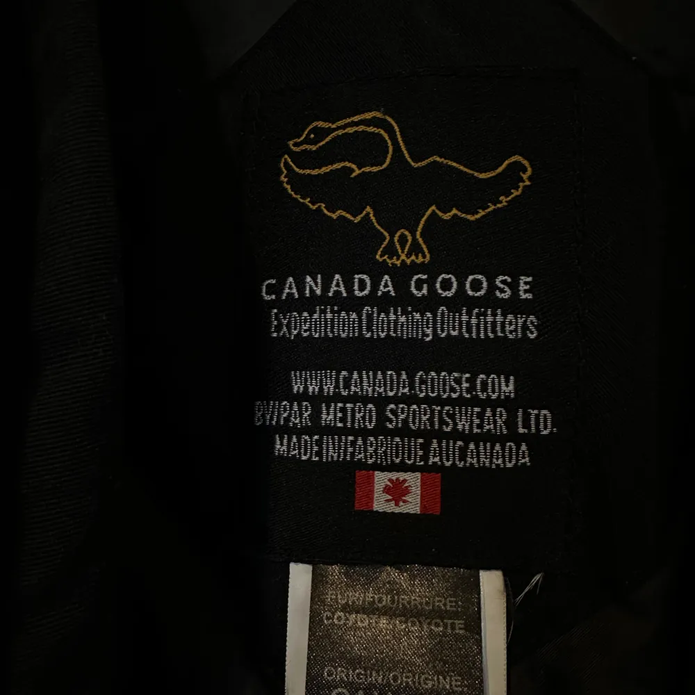 Säljer en svart jacka från Canada Goose! I använt men superfint skick, behöver en tvätt 👏🏽 skick 7/10 🤝🏽 modellen på bilden har storlek M och är 173 lång. Jackan passar en storlek L . Jackor.