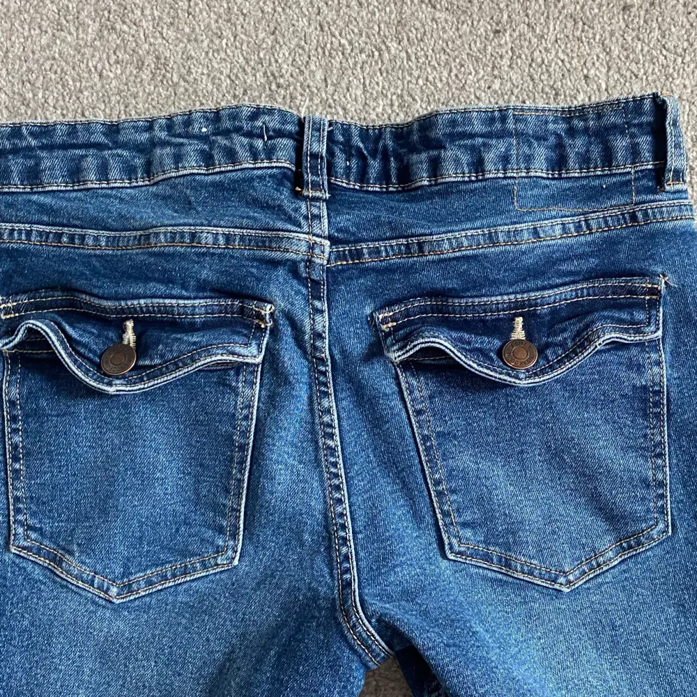 Ett par nästan helt oanvända lågmidjande jeans från Pull&Bear, i storlek 38. Riktigt bra kvalitet och fina fickor. Säljer då det är lite förstora.. Jeans & Byxor.
