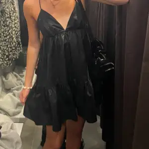 Kort svart klänning från Zara, super populär och snygg 
