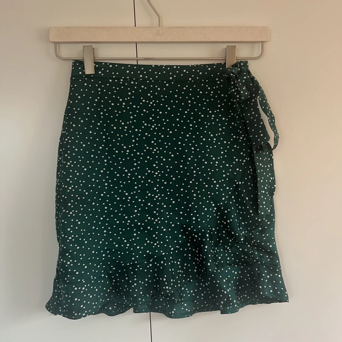 Grön kjol med volang 