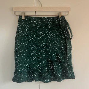 Grön kjol med volang  - Grön kjol med volangkant, knappt använd. 