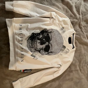 Phillip plein tröja - Säljer en äkta Phillip plein tröja, rhinestone dödskalle och QR kod. Tveka inte på frågor som pris osv!