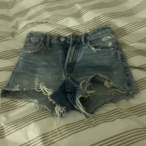 Zara short - Zara shorts storlek 32. Jag har använt de ett fåtal gånger i somras men absolut inga skador. Säljer de för att de tyvärr har blivit försmå för mig. Högre midja köp så de blir förstora så sitter de bra. köpta för 379 säljer för 300 kan sänka lite ksk
