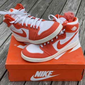 Jordan ajko 1 orange i nyskick  - Använda två gånger - nyskick  Storlek 47  Finns även tillhörande orangea skosnören - oanvända i påse Finns i Halmstad (Kan levereras vid området) Först till kvarn  Kan fraktas emot fraktkostnaden Både Swish & Kontant Fungerar👍🏼