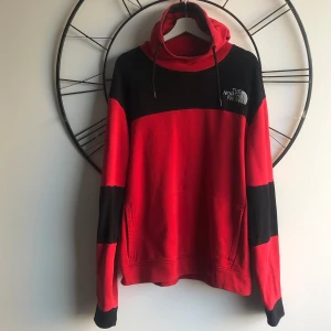 NorthFace Hoodie - Superbekväm Northface-hoodie i storlek XL. Något mindre i storleken så passar förmodligen även dig som vanligtvis har storlek L. I använt gott skick.