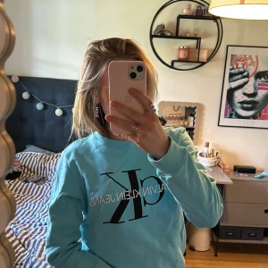 Calvin Klein tröja - Säljer denna fina tröja från Calvin Klein! Sällan använd och är i väldigt bra skick! Det är storlek 16 men passar som en XS eller S. 🩵 Pris kan diskuteras!!!