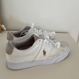 Ralph lauren skor - Säljer mina Ralph lauren skor i storlek 41 nypris 1100kr. De är använde en del och det finns några få tecken på användnig men de är fortfarande i bra skick🌟Hör av dig om du har några funderingar👍