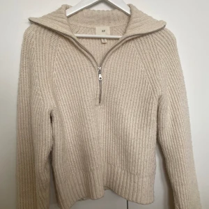 Stickad tröja  - Stickad tröja med dragkedja från hm i använt skick🤍 