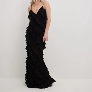 na-kd balklänning🖤 - superfin svart balklänning🖤 passar mig som är 168 och går ända ner till fötterna, skönt material och aldrig använd🖤