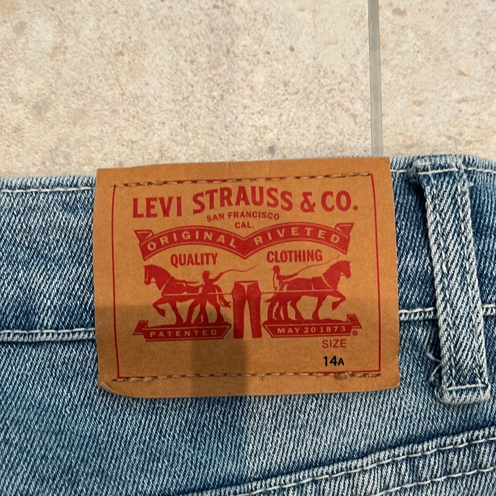 Ett par stay loose Levis jeans, dom är använda men fortfarnde i väldigt  bra skick!  Skick: 9/10 Size: 14A = 164cm som  Nypris: 1249kr  Tveka inte att höra av er vid  funderingar eller fler bilder!. Jeans & Byxor.