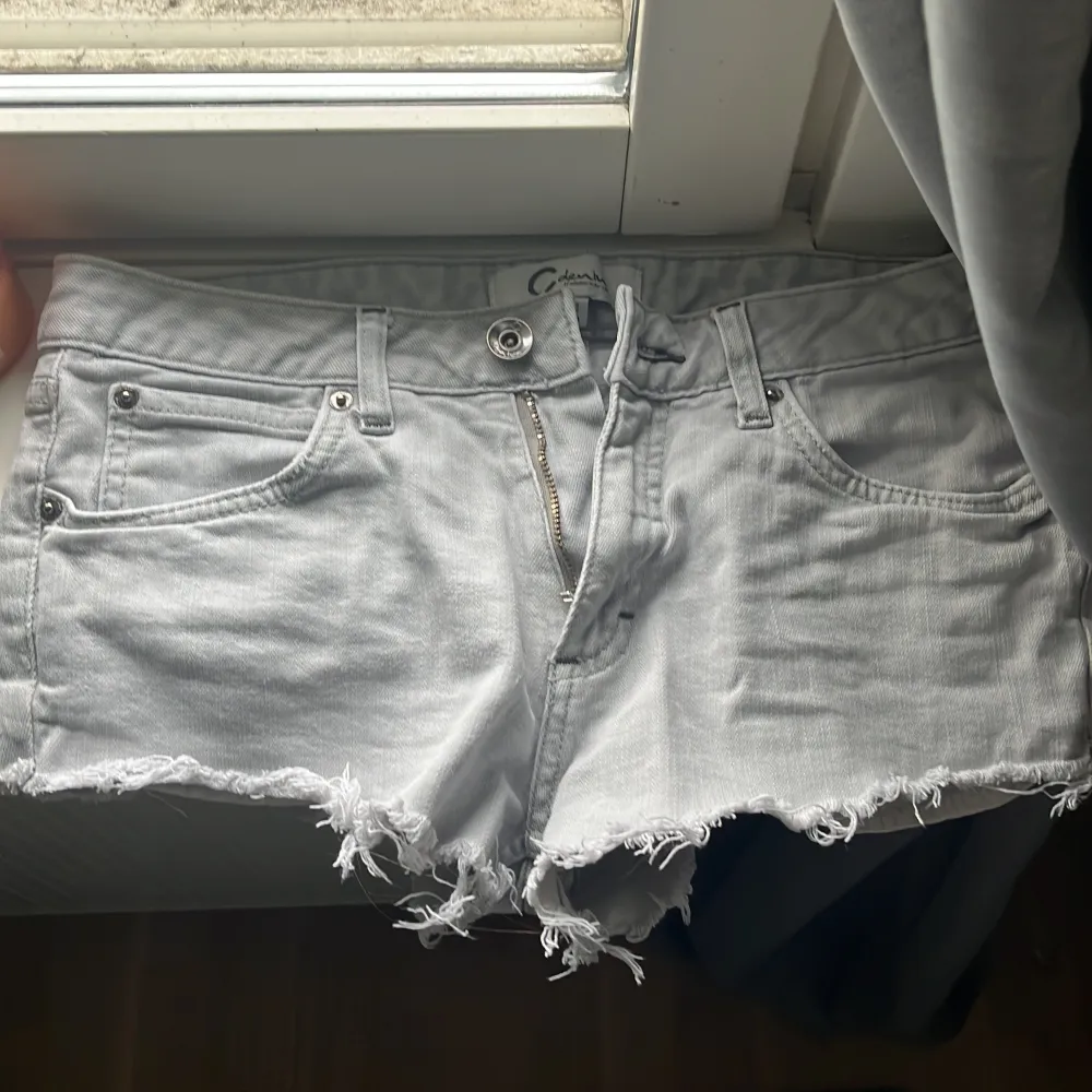 Gråa, lowwaist jeans shorts som tyvärr inte passade! Bra skick!❤️. Shorts.