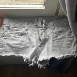 Gråa, lowwaist jeans shorts som tyvärr inte passade! Bra skick!❤️