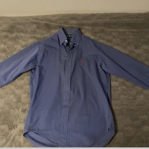 Ralph Lauren skjorta  - Ralph Lauren skjorta i tjockare material, perfekt till våren, Använd 1-2 gånger max. Kontakta för frågor 🙌