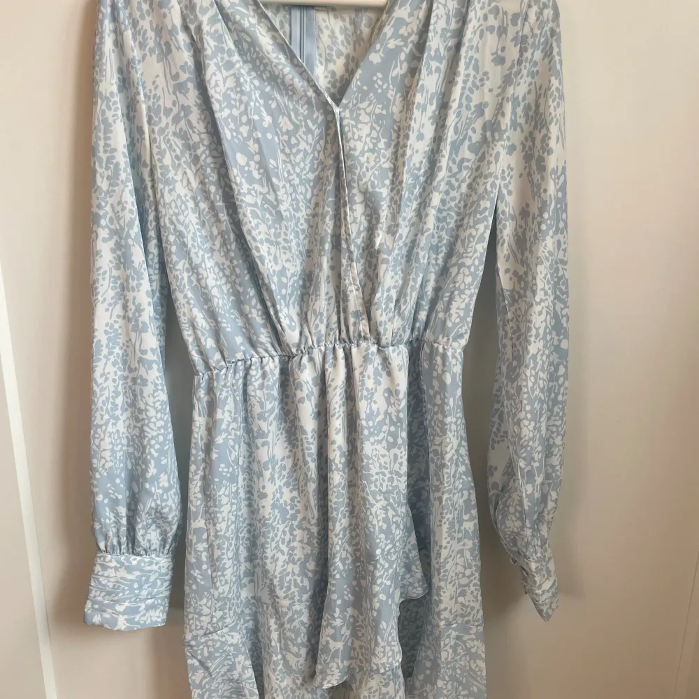 Fin blå klänning perfekt till sommaren/skolavslutningen😍. Nyskick/aldrig använt.  Ord pris:599kr( tror jag). Klänningar.