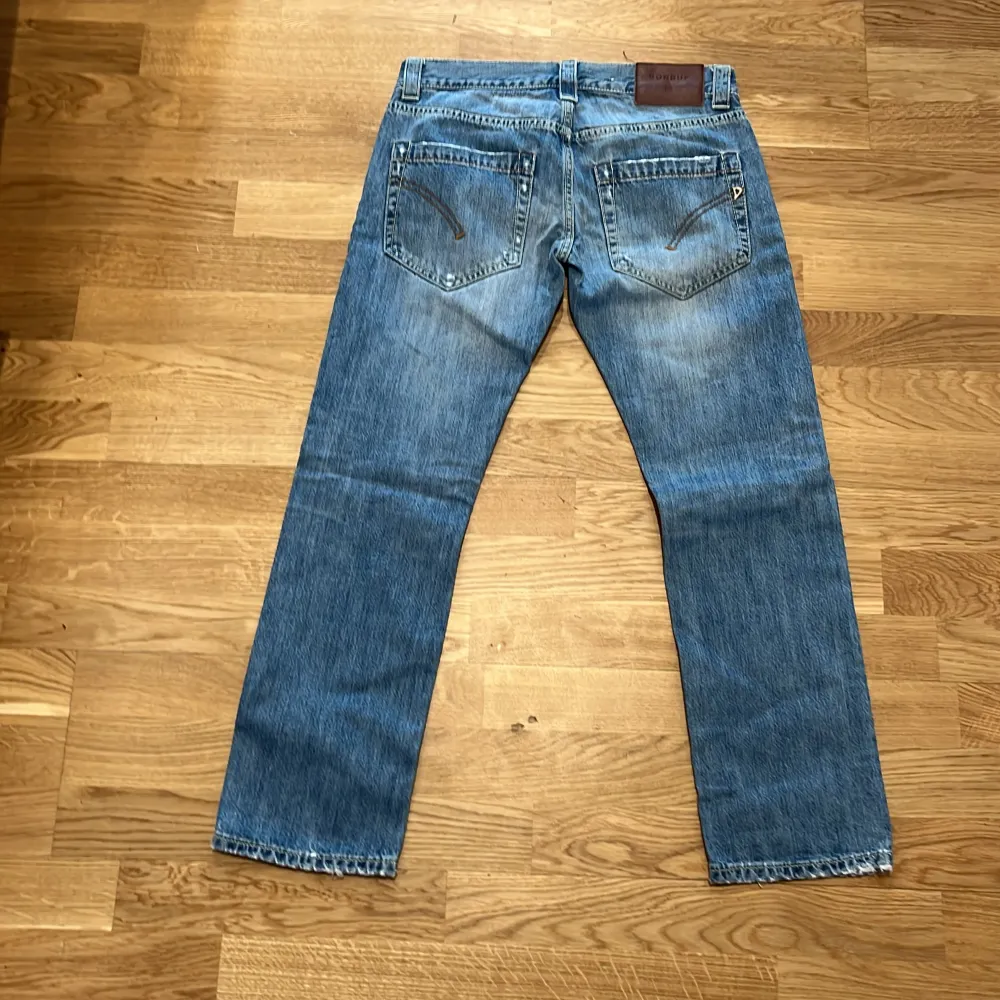 Säljer dessa as feta dondup jeans med lite slitningar fram. Sitter lite straight och säljer lite billigare pga storleken. Jeans & Byxor.