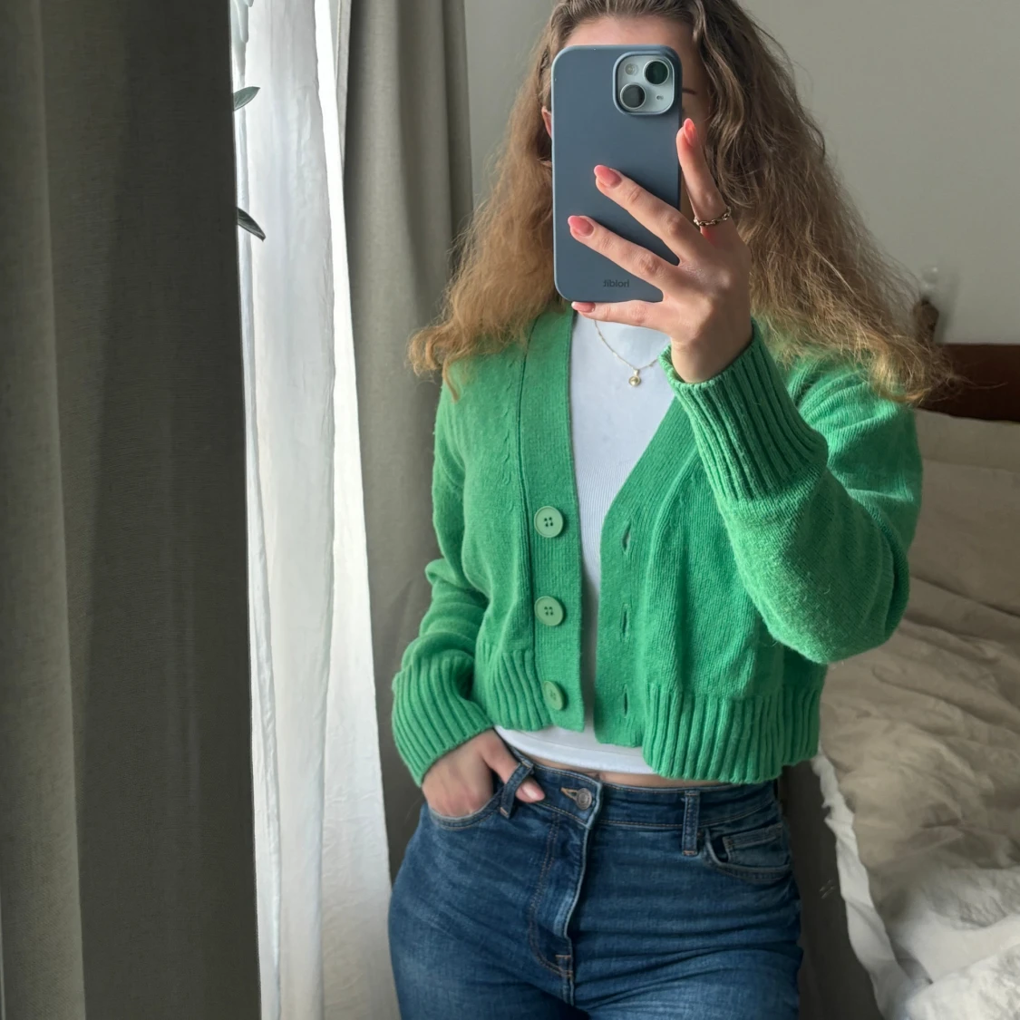 Fin croppad stickad kofta i trendig grön från Carin Wester