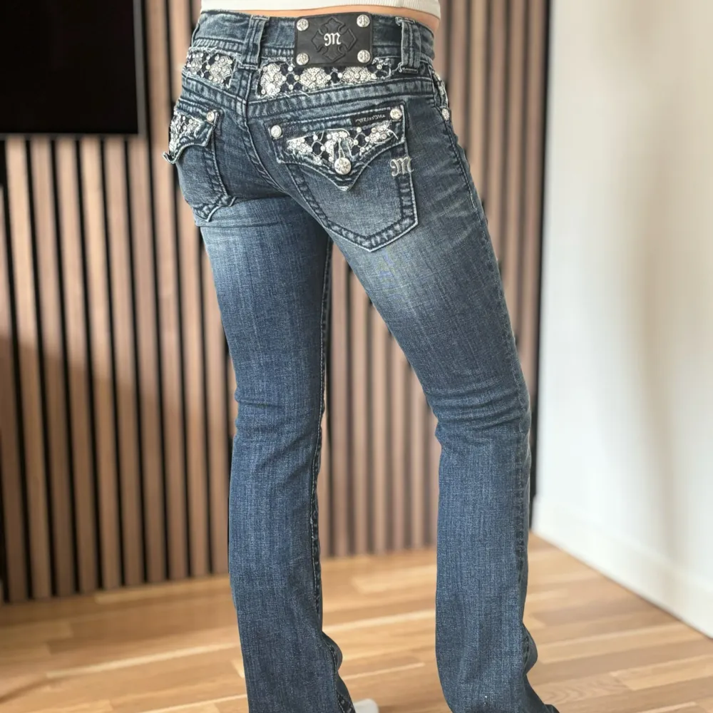 Lågmidjade bootcut jeans från Miss Me. Unika fickor med mycket bling. Perfekt skick. Mått: Innerbenslängd: 81cm   Midjemått rakt över: 34,5cm Midjemått: 75cm Modellen är 166cm lång. Skriv gärna ifall du har några frågor! 💗. Jeans & Byxor.