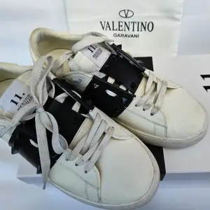 Valentino Open. Fina och begagnade. 2 nitar saknas dock på insidan så syns ej. Levereras självklart med box och dustbag. Se bilder för korrekt skick.pris kan diskuteras