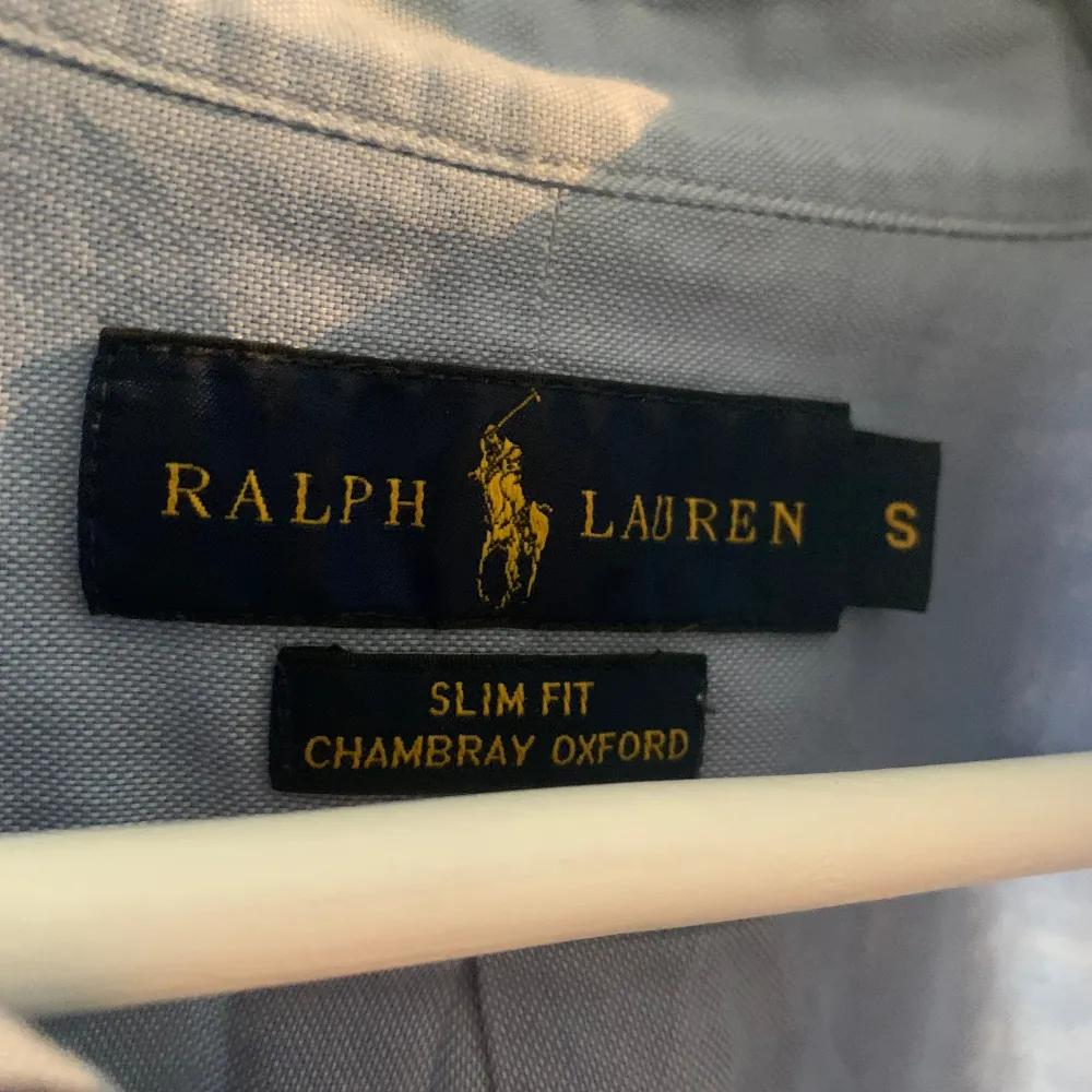 Säljer nu denna riktigt snygga Ralph Lauren skjortan, bra skick och perfekt nu till sommaren. Tveka inte att höra av dig om du har frågor eller vill ha mer bilder!. Skjortor.