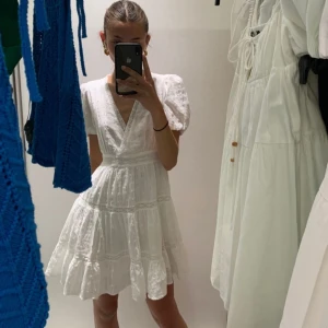 Sommarklänning - Säljer denna superfina klänningen som passar perfekt till sommaren! Köpte den här på plick och är endast använd 1 gång av mig.💓